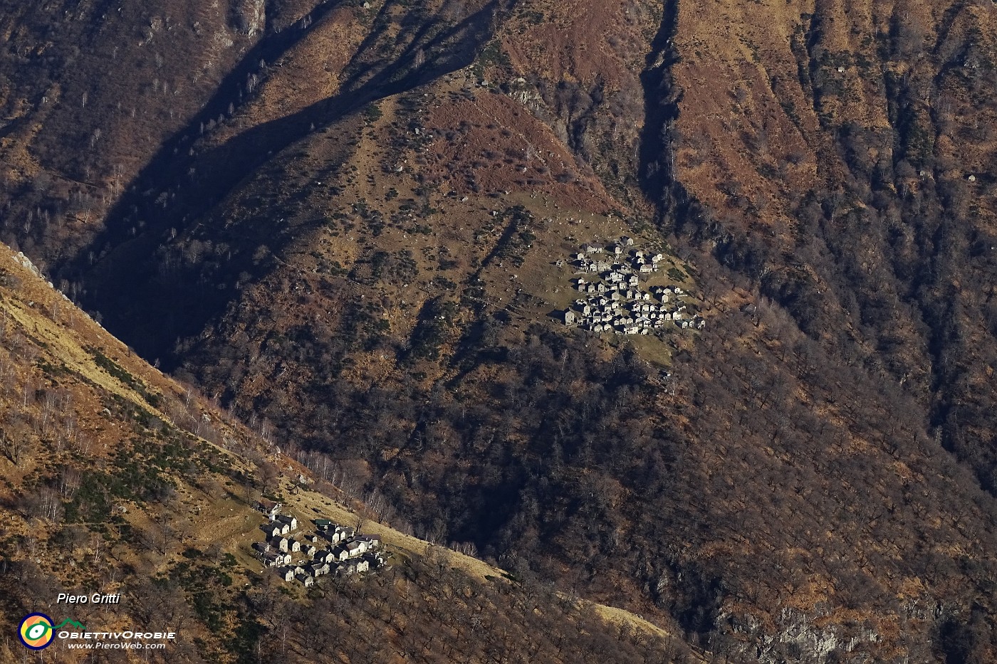 21 Vista su piccoli borghi montani.JPG